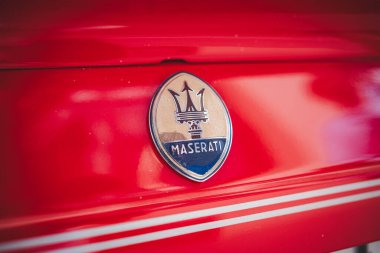 05-07-2025 Kemptthal, İsviçre. Maserati klasik üç dişli araba rozeti ya da amblem, yakın çekim, insan yok.