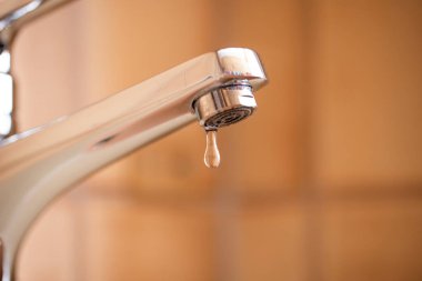 Daire banyosunun içine su damlacıkları damlatıyor. Macro, yakın çekim, alan derinliği, insan yok.