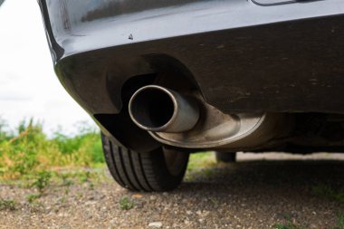 Araba motoru tek egzoz metal uçlu. Arka tamponun yanında yakın çekim.