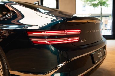 17-07-2025 Zürih, İsviçre. Genesis G80 sedan ünlü Bahnhofstrasse alışveriş caddesinde sergilenmektedir. Geniş açı görüntüsü, insan yok.