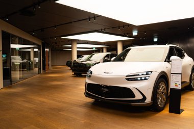 17-07-2025 Zürih, İsviçre. Genesis GV60 elektrikli SUV ünlü Bahnhofstrasse alışveriş caddesinde sergilenmektedir. Geniş açı görüntüsü, insan yok.