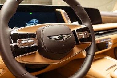 17-07-2025 Zürih, İsviçre. Genesis G90 sedan iç gösterge paneli ve direksiyon. Araba ünlü Bahnhofstrasse alışveriş caddesinde sergileniyor..