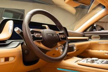 17-07-2025 Zürih, İsviçre. Genesis G90 sedan iç gösterge paneli ve direksiyon. Araba ünlü Bahnhofstrasse alışveriş caddesinde sergileniyor..