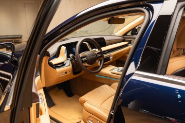 17-07-2025 Zürih, İsviçre. Genesis G90 sedan iç gösterge paneli ve direksiyon. Araba ünlü Bahnhofstrasse alışveriş caddesindeki bir galeride sergileniyor. Geniş açı görüntüsü, insan yok.