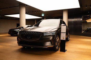 17-07-2025 Zürih, İsviçre. Genesis GV70 elektrikli SUV ünlü Bahnhofstrasse alışveriş caddesinde sergilenmektedir. Geniş açı görüntüsü, insan yok.