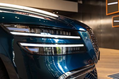 17-07-2025 Zürih, İsviçre. Ünlü Bahnhofstrasse alışveriş caddesindeki markalı galeride G80 Sedan marka bir far ünitesi. Geniş açı görüntüsü, insan yok.