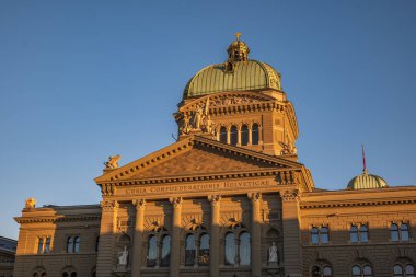 07-08-2025 Bern, İsviçre. Gün batımında parlamento binası, insan yok.
