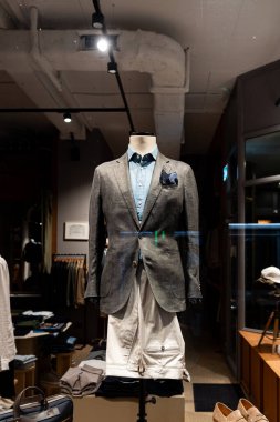 Mağaza vitrinindeki erkek mankeni zarif bir sonbahar elbisesi içinde - kış ceketi, gece sahnesi