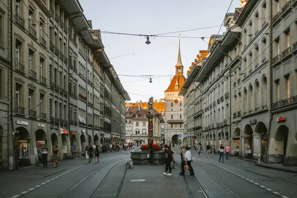 07-08-2025 Bern, İsviçre. Spitalgasse 'deki ünlü Kafigturm saat kulesi. Yaz sonu akşam ışığı, geniş açı manzarası.