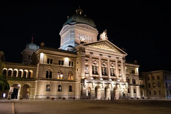 07-08-2025 Bern, İsviçre. Geceleri parlamento binası. Geniş açı görünümü, yapay aydınlatma