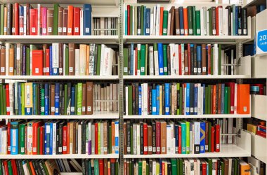 15-08-2025 Zürih Merkez Kütüphanesi, İsviçre. Kütüphanenin içindeki kitaplıklarda sıralanmış ya da organize edilmiş kitaplar. Geniş açı, düz görüş, insan yok.