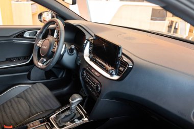 Safenwil, İsviçre, 16 Ağustos 2025. Yeni KIA Ceed kompakt aile arabası iç görünümü. Emil Frey açık günler sergi salonu zemini, geniş açı manzarası, pencere ışığı