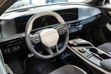 Safenwil, İsviçre, 16 Ağustos 2025. Yeni kayıp EV6 elektrikli araba iç görünümü. Emil Frey açık gün sergi salonu zemini, geniş açı manzarası, insan yok.