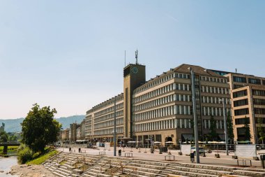 Zürih, İsviçre, 19 Ağustos 2025. Ana istasyon yakınlarındaki Sihl nehri yakınlarındaki posta ofisi binası. Geniş açı, güneşli yaz günü