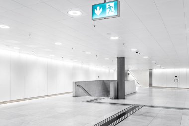 Zürih, İsviçre, 19 Ağustos 2025. Ana istasyonun içinde yer altında parlak, boş, geniş bir koridor var. Geniş açı görünümü, insan yok.