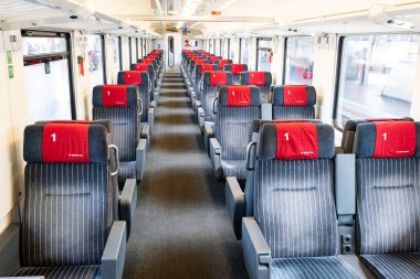 Zürih, İsviçre, 19 Ağustos 2025. Avrupa 'daki sabit yolcu treninde birinci sınıf boş koltuklar. Geniş açı, parlak, insan yok.