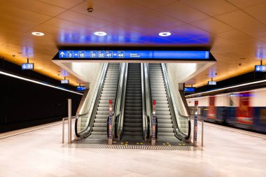 Zürih, İsviçre, 19 Ağustos 2025. Zürih ana istasyonunda parmaklıkları olan boş yürüyen merdivenler. Geniş açı görünümü, insan yok.