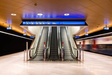 Zürih, İsviçre, 19 Ağustos 2025. Zürih ana istasyonunda parmaklıkları olan boş yürüyen merdivenler. Geniş açı görünümü, insan yok.