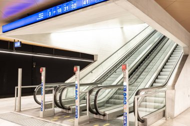 Zürih, İsviçre, 19 Ağustos 2025. Zürih ana istasyonunda parmaklıkları olan boş yürüyen merdivenler. Geniş açı görünümü, insan yok.