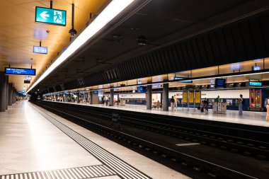 Zürih, İsviçre, 19 Ağustos 2025. İnsanlar ana istasyonun içindeki yeraltı platformlarında trenlerde bekliyorlar.