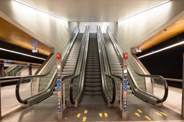 Zürih, İsviçre, 19 Ağustos 2025. Zürih ana istasyonunda parmaklıkları olan boş yürüyen merdivenler. Geniş açı görünümü, insan yok.