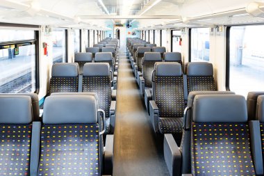 Avrupa 'da sabit bir yolcu treninde boş koltuklar. Geniş açı, parlak, insan yok.
