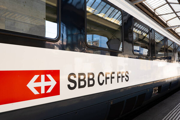 Цюрих, Швейцария, 19 августа 2025 года. Наклейки или наклейки SBB CFF FFS на вагоне пассажирского поезда, размещенном на платформе первого этажа главного вокзала. Широкий угол обзора, днем, людей нет