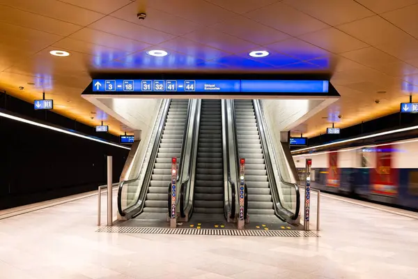 Zürih, İsviçre, 19 Ağustos 2025. Zürih ana istasyonunda parmaklıkları olan boş yürüyen merdivenler. Geniş açı görünümü, insan yok.