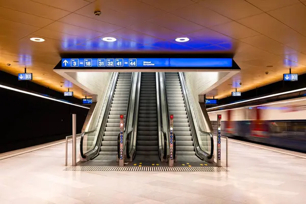 Zürih, İsviçre, 19 Ağustos 2025. Zürih ana istasyonunda parmaklıkları olan boş yürüyen merdivenler. Geniş açı görünümü, insan yok.