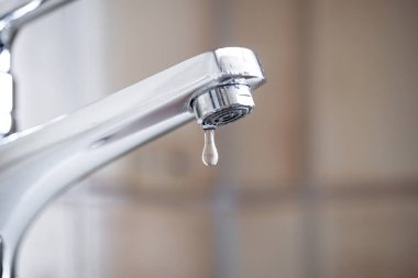 Daire banyosunun içine su damlacıkları damlatıyor. Macro, yaklaş, yukarı bak, çekim, alanın derinliği, insan yok.