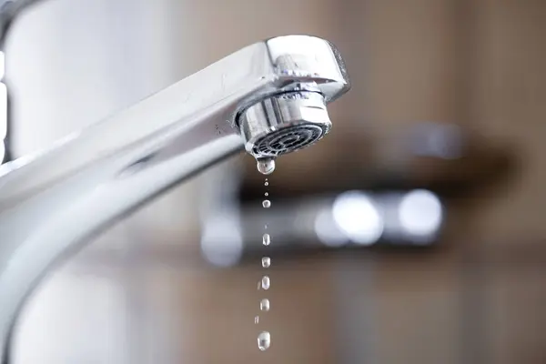 Daire banyosunun içine su damlacıkları damlatıyor. Macro, yaklaş, yukarı bak, çekim, alanın derinliği, insan yok.