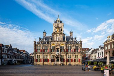 Delft, Hollanda, 27 Ağustos 2025. Meşhur eski belediye binası cephesi. Güneşli yaz günü, geniş açı, yukarıdan çekim.