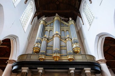 Delft, Hollanda, 28 Ağustos 2025. Eski Kilise 'nin ya da Oude Kerk' ün içindeki büyük, süslü bir boru organı. Geniş açılı, manzaralı, insan yok.