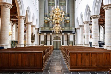 Delft, Hollanda, 28 Ağustos 2025. Eski kilise ya da Oude Kerk 'ün iç çekimleri. Geniş açı görünümü, insan yok.