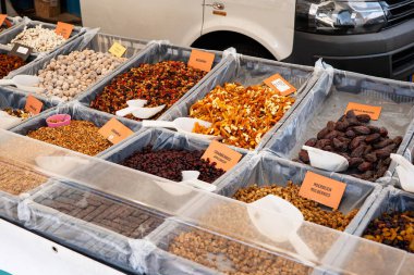 Delft, Hollanda, 28 Ağustos 2025. Markette çok çeşitli kurutulmuş meyve ve fındık var. Yukarıdan aşağıya manzara, Euro cinsinden fiyatlar, insan yok.