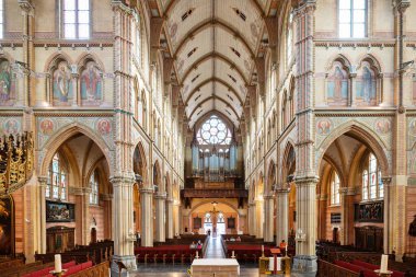 Delft, Hollanda, 28 Ağustos 2025. Maria van Jesse ya da Maria van Jessekerk kilisenin iç mimarisi. Geniş açı, ziyaretçiler, doğal pencere ışığı.