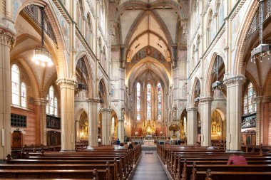 Delft, Hollanda, 28 Ağustos 2025. Maria van Jesse ya da Maria van Jessekerk kilisenin iç mimarisi. Geniş açı, ziyaretçiler, doğal pencere ışığı.