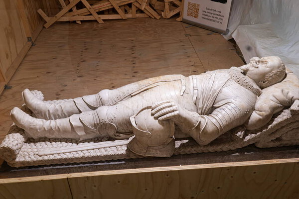 Делфт, Нидерланды, 28 августа 2025 года. Статуя мраморной гробницы морского героя Пита Хейна внутри Старой Церкви. Сверху вниз, с широким углом обзора, без людей