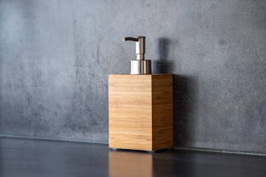 Kare şeklinde, sahte ahşap kaplama sabun makinesi. Yakın çekim, granit tezgah arka plan, insan yok.