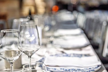 Sette boş şarap kadehleri, resmi yemek masası. Yakın çekim, sığ alan derinliği, insan yok.