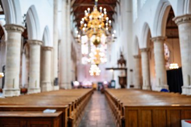 Ortaçağ Avrupa kilisesinin içi bulanık ya da dağınık. Geniş açı görünümü, soyut arkaplan, insan yok, seçici odaklanma