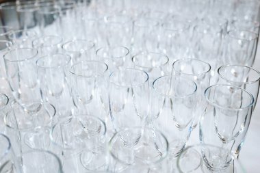 Bir sürü boş şarap kadehi sette. Üstten aşağı, yakın çekim, insan yok.