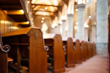 Protestan kilisesinin içindeki boş, ahşap kilise sıraları ya da bankların bulanık görüntüsü.