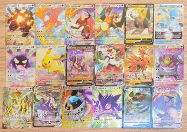 Arahal. Sevilla. İspanya. 1 Mart 2023. Tahta bir tahtanın üzerinde toplanabilir pokemon kartlarıyla oluşturulmuş bir arka plan. Pokemon çocuk anime serisine dayanan koleksiyon kartları.