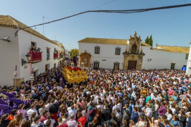 Arahal. Sevilla. İspanya. 15 Nisan 2022. İsa 'nın Nasıralı kardeşliğinden İsa' nın Nazareno alayı, Arahal 'den (Sevilla), Kutsal Cuma alayı sırasında.