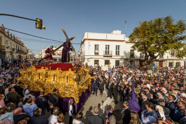 Arahal. Sevilla. İspanya. 15 Nisan 2022. İsa 'nın Nasıralı kardeşliğinden İsa' nın Nazareno alayı, Arahal 'den (Sevilla), Kutsal Cuma alayı sırasında.