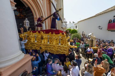 Arahal. Sevilla. İspanya. 15 Nisan 2022. İsa 'nın Nasıralı kardeşliğinden İsa' nın Nazareno alayı, Arahal 'den (Sevilla), Kutsal Cuma alayı sırasında.