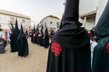 Arahal. Sevilla. İspanya. 15 Nisan 2022. Arahal 'den (Sevilla) Santo Entierro (Kutsal Defin) Kardeşliği' nin Tövbekârları, Kutsal Cuma günü düzenlenen tören sırasında.