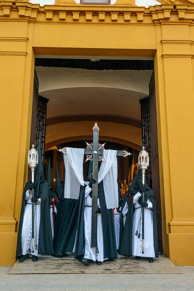 세빌랴 스페인 2022 금요일에 행렬을 벌이는 십자가를 세빌랴 에서부터 의형제들 — 스톡 사진