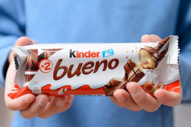 Arahal. Sevilla. İspanya. 18 Mart 2023. Kinder Bueno markasından bir çikolatayı tutan bir çocuğun yakın çekimi. Aşırı şeker tüketimi çocuk sağlığı üzerinde olumsuz sonuçlar doğurabilir.